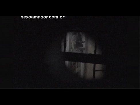 ❤️ Blondiin saab salaja videolevi naabruskonna voyeuri poolt peidetud õõnsate telliskivide taha peidetud ☑ Porno at us
