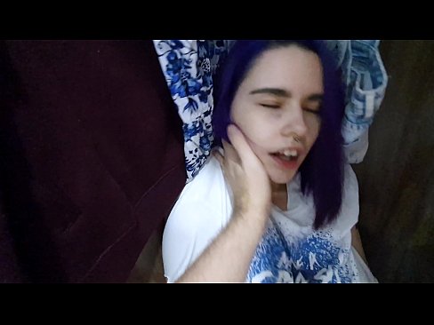 ❤️ Leidsin oma õe kapist ja aitasin tal cumida ☑ Porno at us
