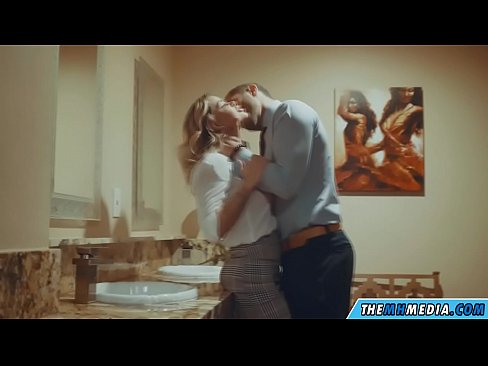 ❤️ Kui rinnakas blondiin võrgutab sind avalikus tualettruumis ☑ Porno at us